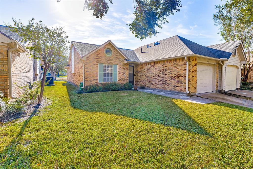 655 E Country Grove Circle, Pearland, Texas image 3