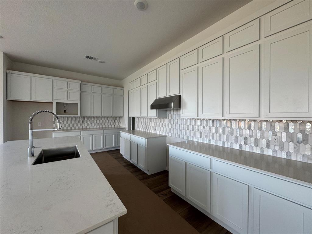 2403 Honeyberry Shrub Drive, Manvel, Texas image 2