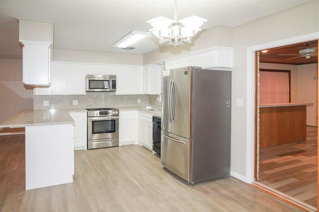 2302 Hancock Lane, El Campo, Texas image 3