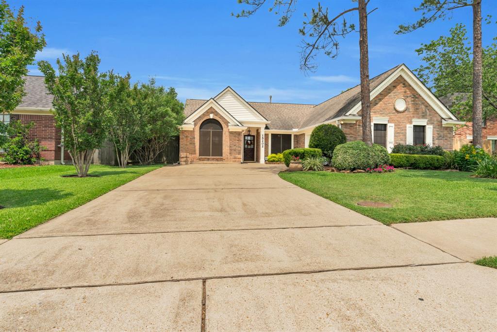 15202 Stoneyview Drive, Houston, Texas image 6