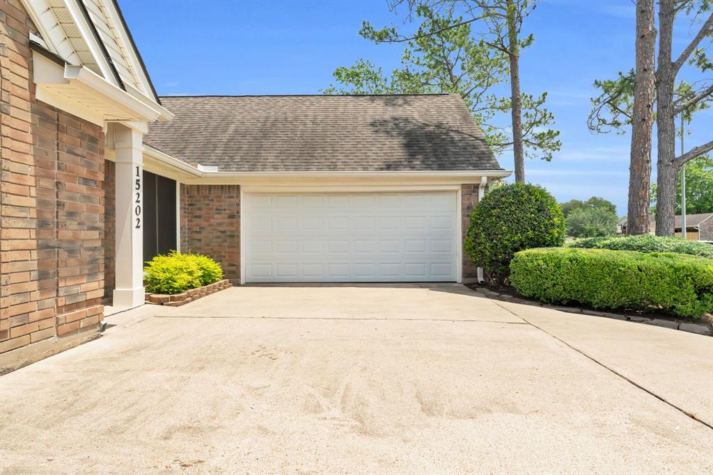 15202 Stoneyview Drive, Houston, Texas image 5