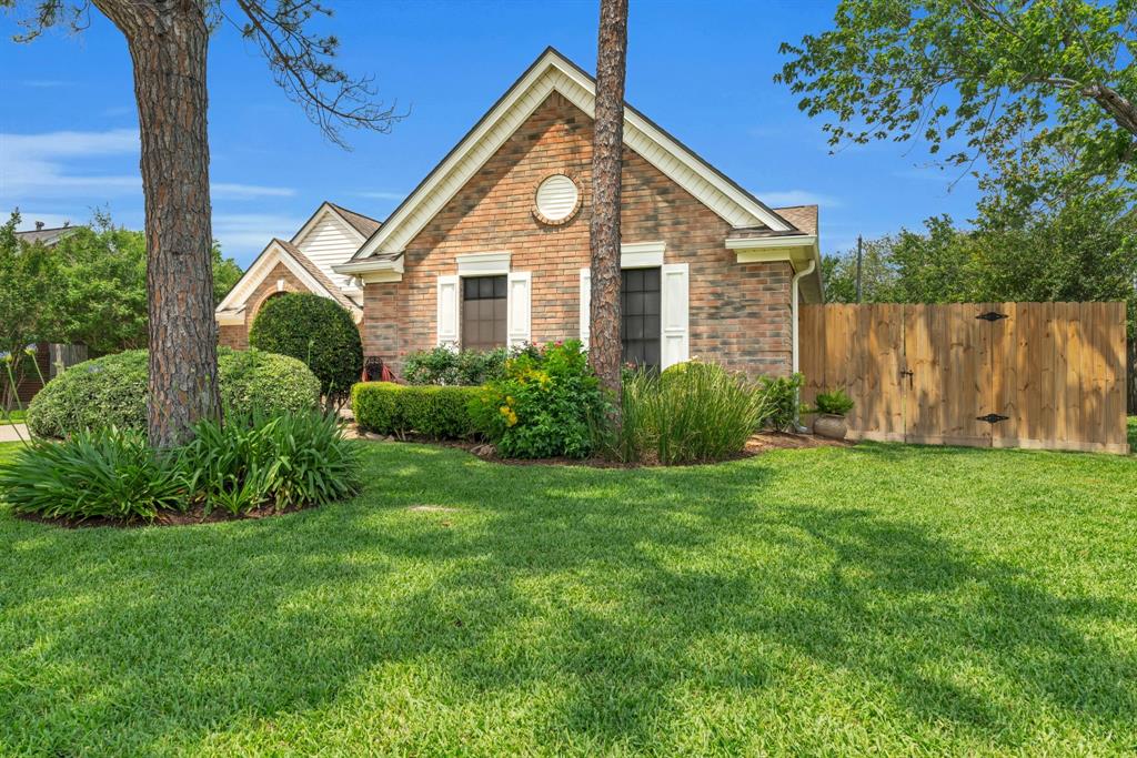15202 Stoneyview Drive, Houston, Texas image 3