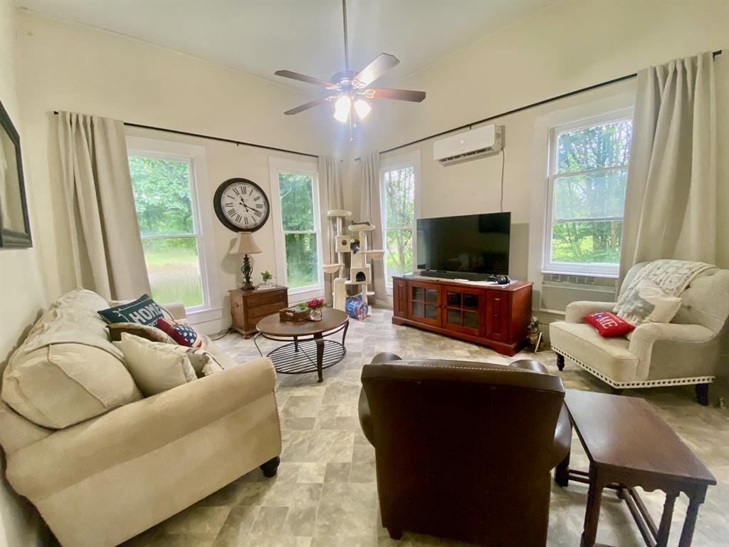 138 S Grace Street, Crockett, Texas image 5