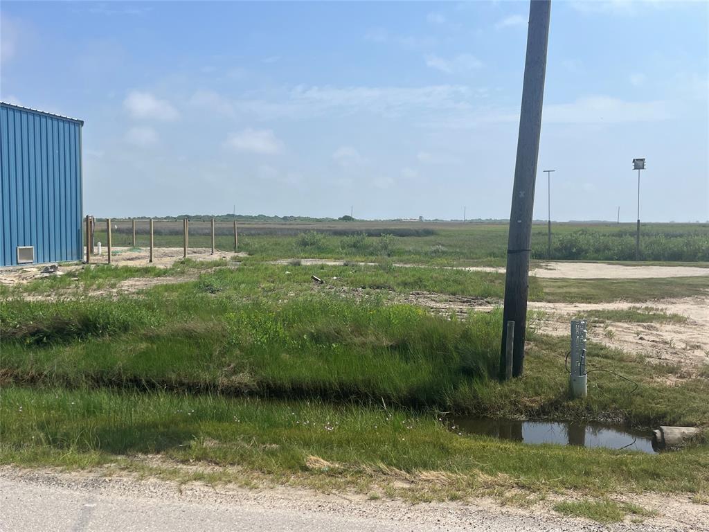 1240 E Canal Drive, Crystal Beach, Texas image 2