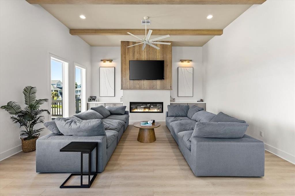950 Sue Drive, Crystal Beach, Texas image 3