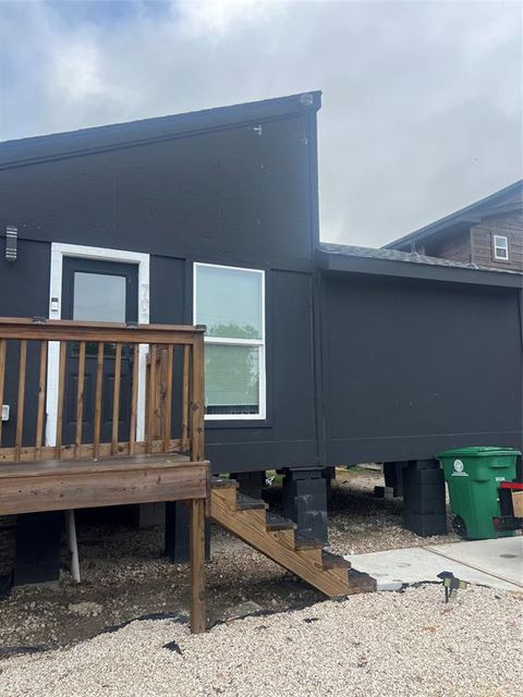 Photo of 702 E 40th 1/2 Street, Houston, TX 77022 (MLS # 21444881)