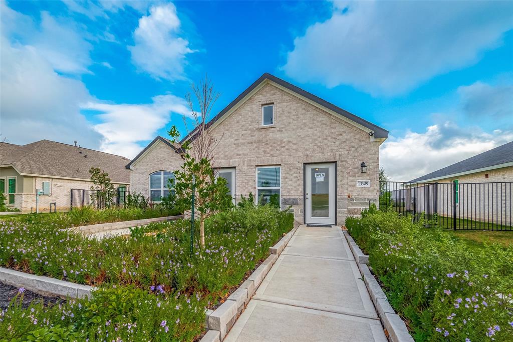 13613 Windward Mist Drive, Texas City, Texas image 3