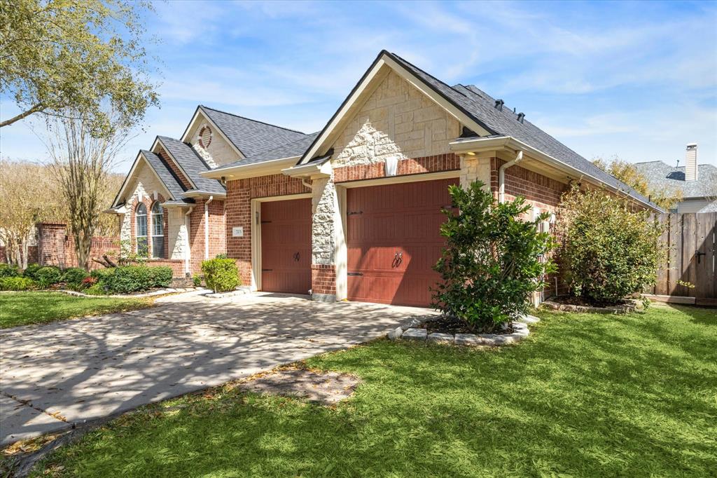 703 Doscher Lane, Sugar Land, Texas image 2