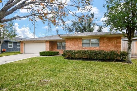Photo of 1406 Foxwood Road, Houston, TX 77008 (MLS # 77907467)