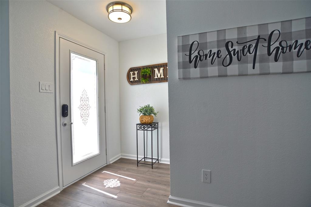 313 Mammoth Springs, Dickinson, Texas image 2