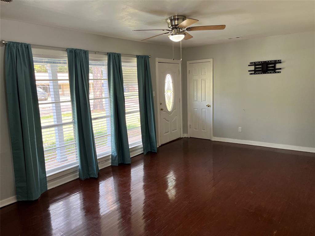 605 Holly Street, Angleton, Texas image 4