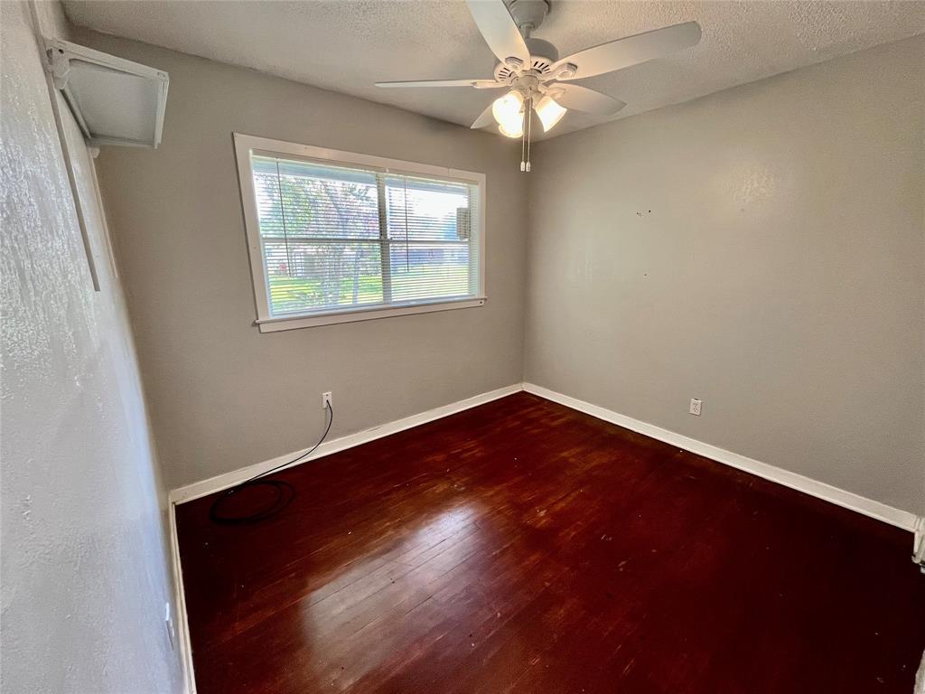 605 Holly Street, Angleton, Texas image 10