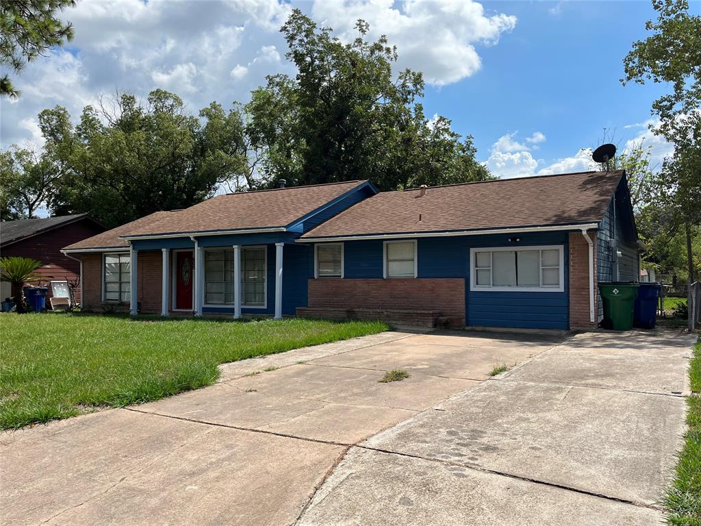 605 Holly Street, Angleton, Texas image 1