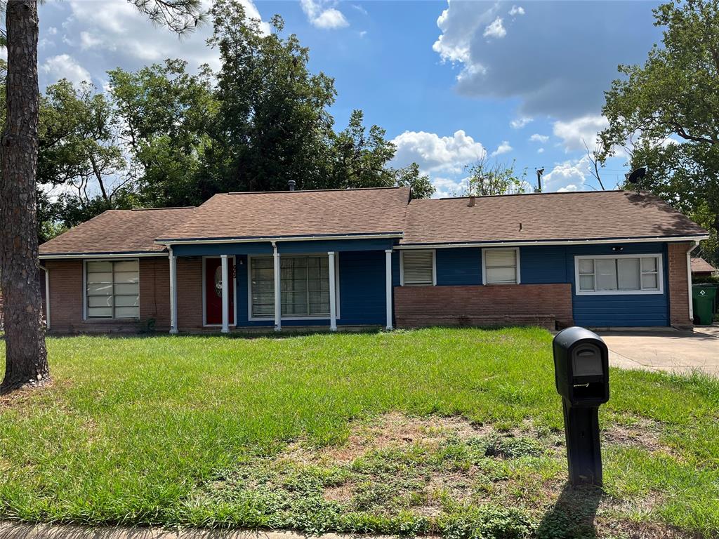 605 Holly Street, Angleton, Texas image 2