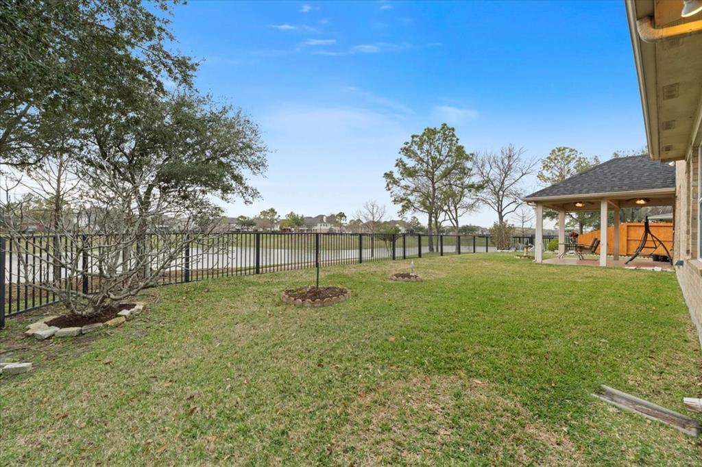 2116 Rushing Spring Drive, Pearland, Texas image 2