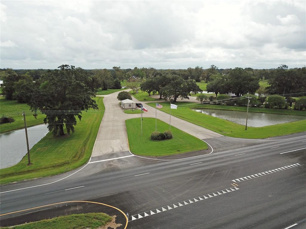 248 Middle Bayou Trail, Angleton, Texas image 2