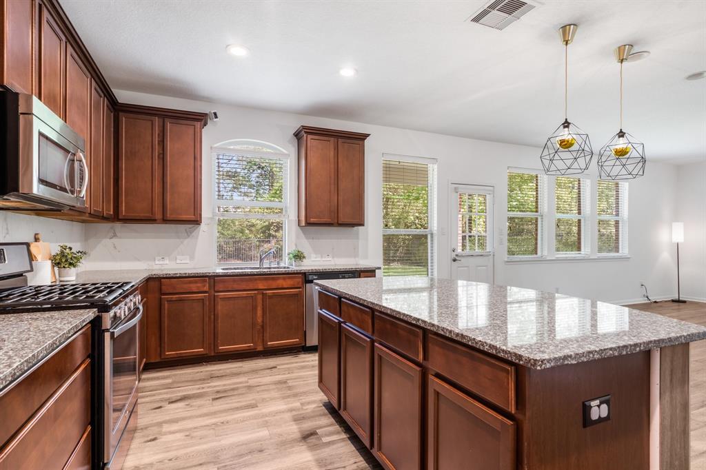 58 E Heritage Mill Circle, Tomball, Texas image 6
