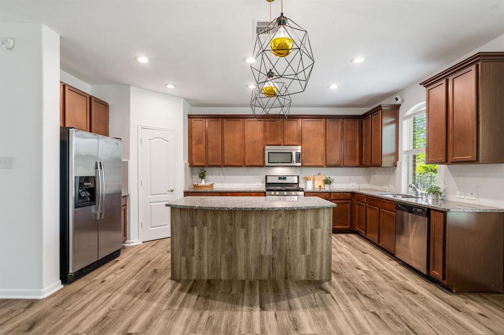 58 E Heritage Mill Circle, Tomball, Texas image 8