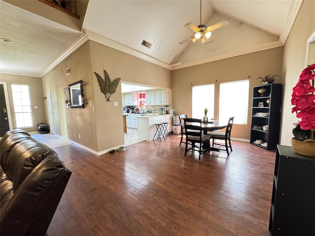 3040 Crest Drive, Dickinson, Texas image 7