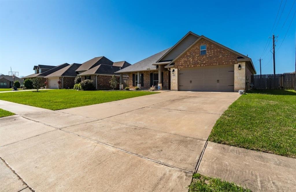 114 Cinnamon Ln Lane, Lake Jackson, Texas image 3