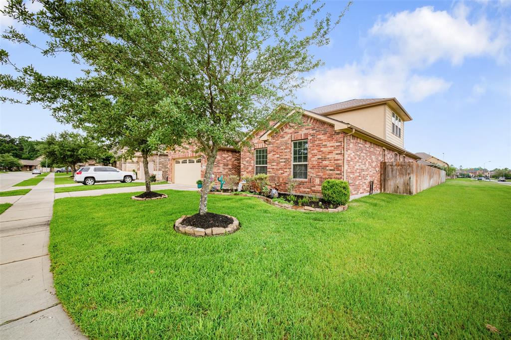7402 Melody Mist Drive, Spring, Texas image 3