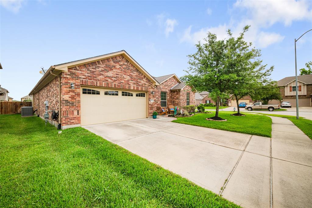 7402 Melody Mist Drive, Spring, Texas image 2
