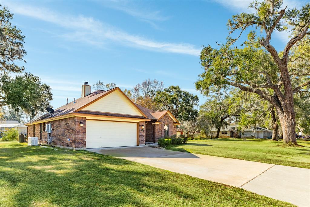 111 Pecan Valley Drive, West Columbia, Texas image 5