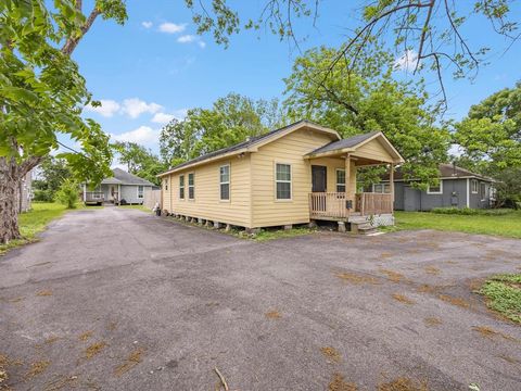 311 S 3rd Street Highlands TX 77562
