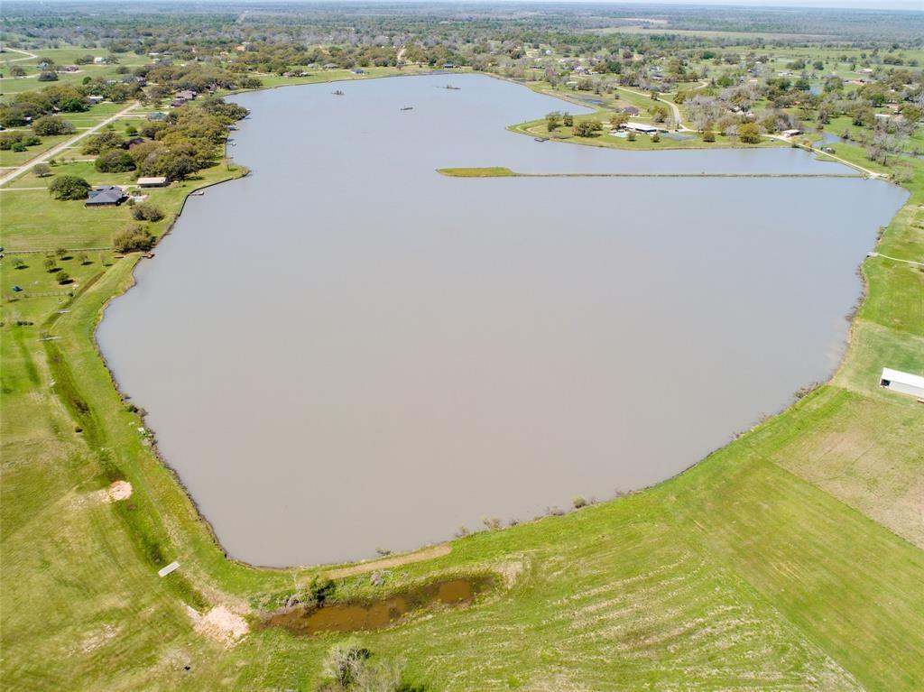 350 Colt Trail, Angleton, Texas image 2