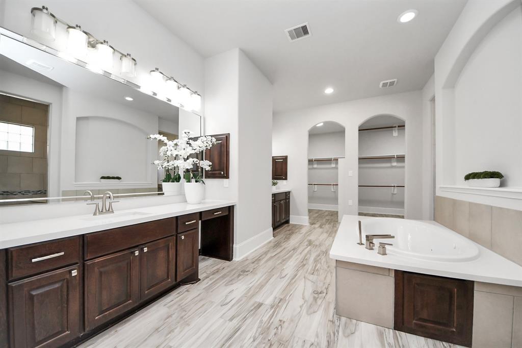 2948 S Cotswold Manor Drive, Kingwood, Texas image 18