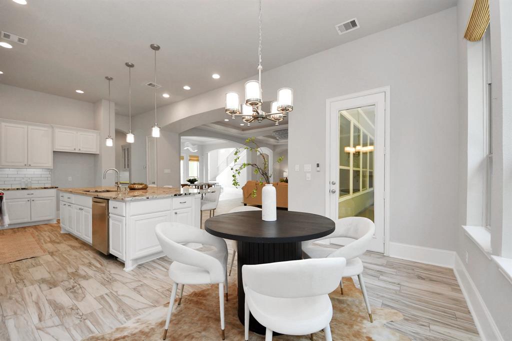 2948 S Cotswold Manor Drive, Kingwood, Texas image 13