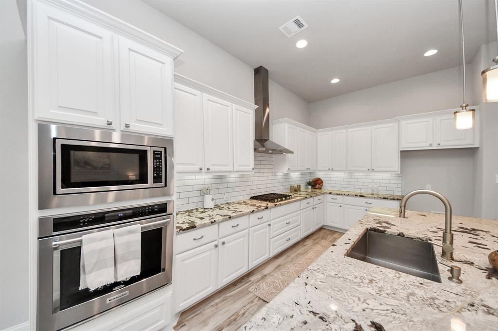 2948 S Cotswold Manor Drive, Kingwood, Texas image 8