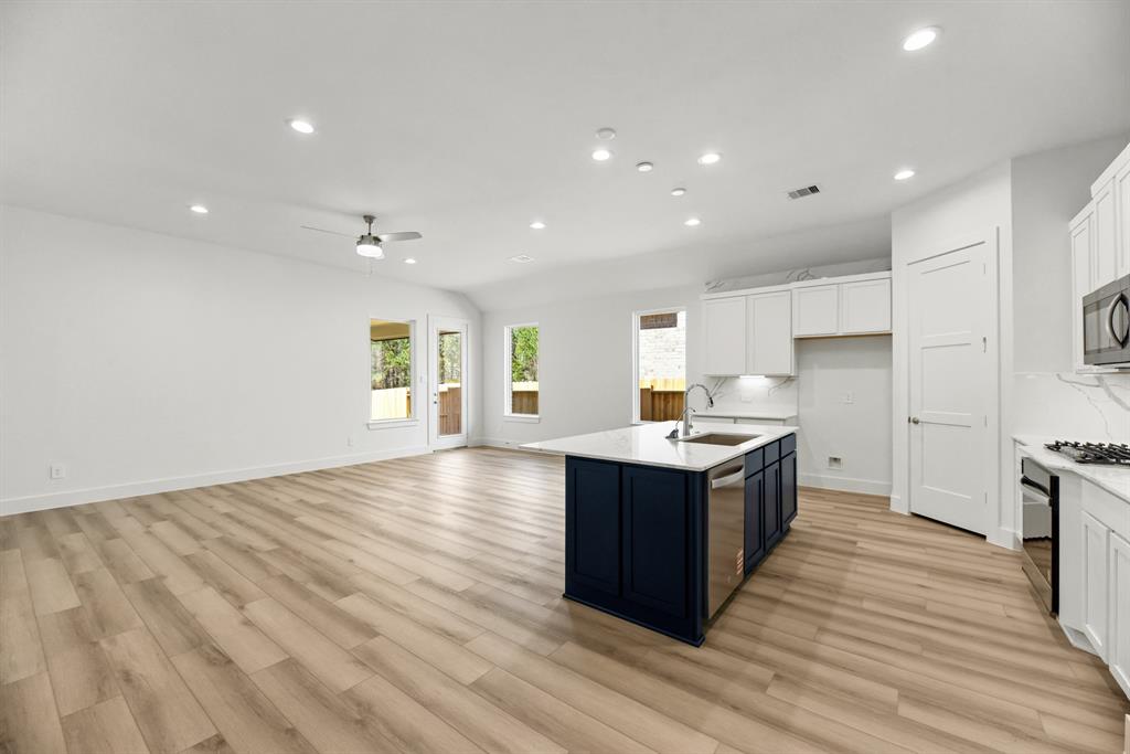 218 Springfield Terrace Court, Conroe, Texas image 3