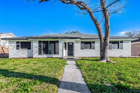 Single Family Residence in Houston TX 5922 Arboles Drive.jpg