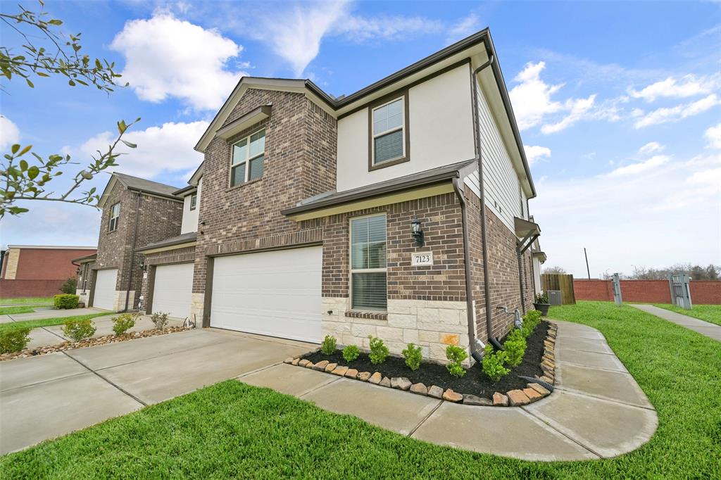 7123 Elgin Street, Pearland, Texas image 2