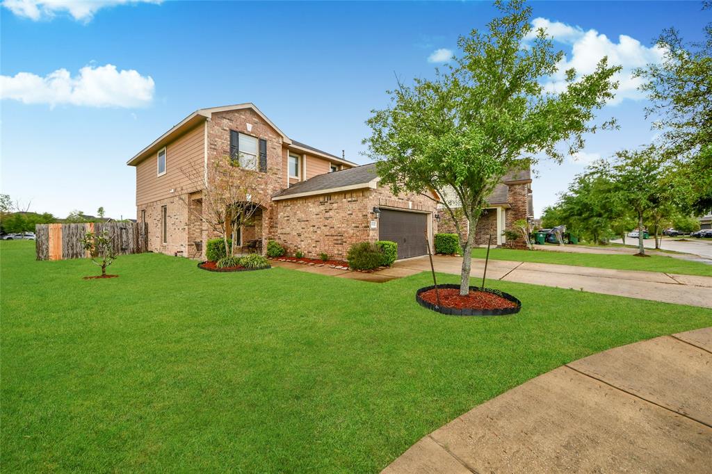10132 Blue Point Juniper Drive, Houston, Texas image 2
