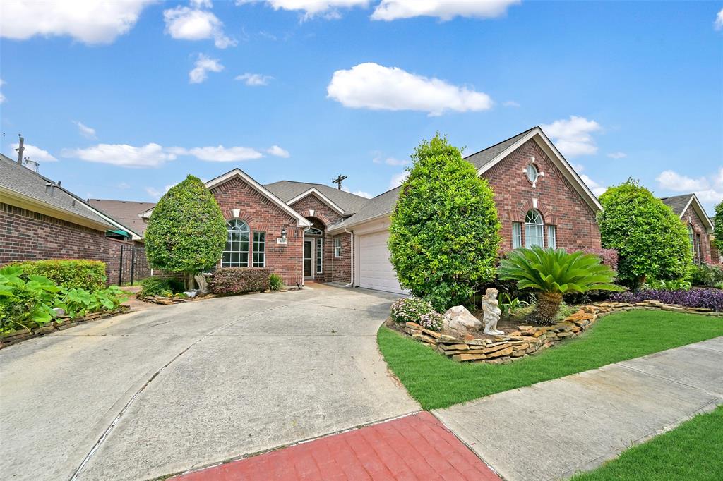 408 Pine Creek Drive, Friendswood, Texas image 1