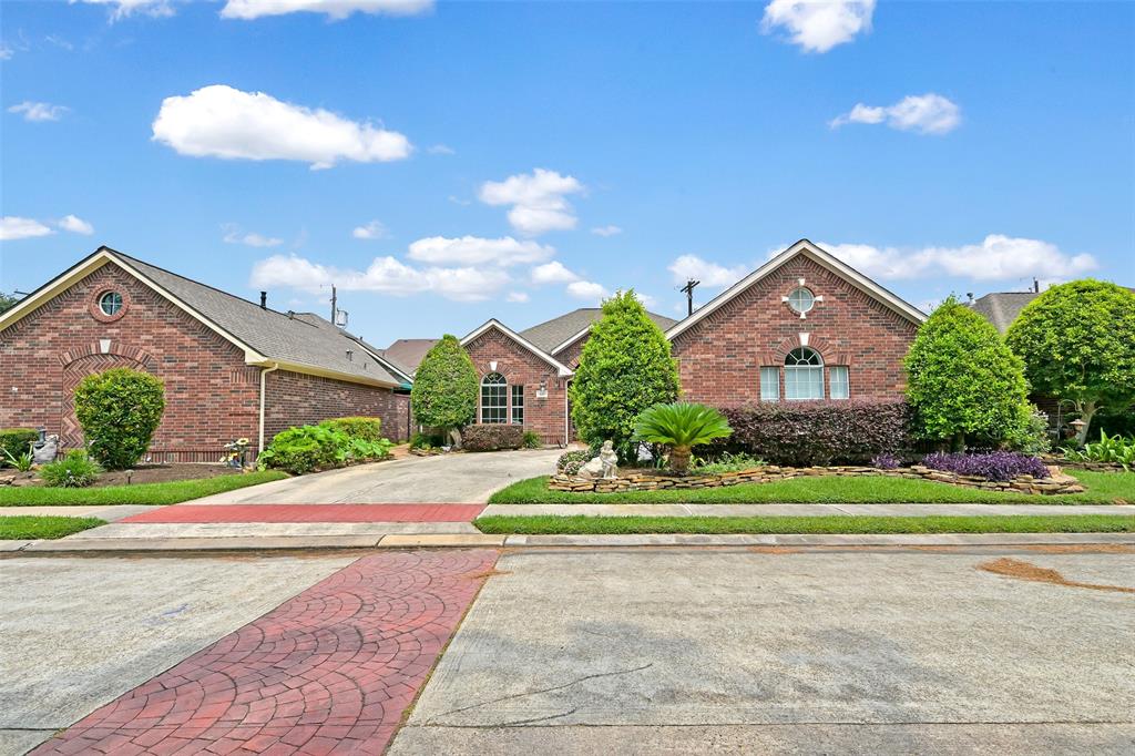 408 Pine Creek Drive, Friendswood, Texas image 2