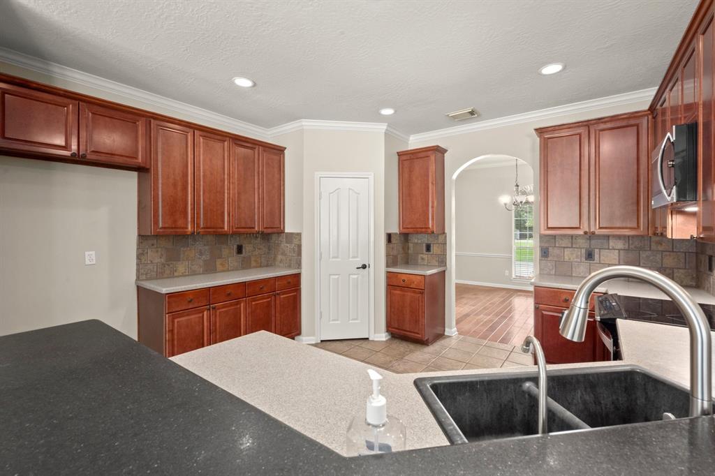 10 Hollow Glen Lane, Tomball, Texas image 14