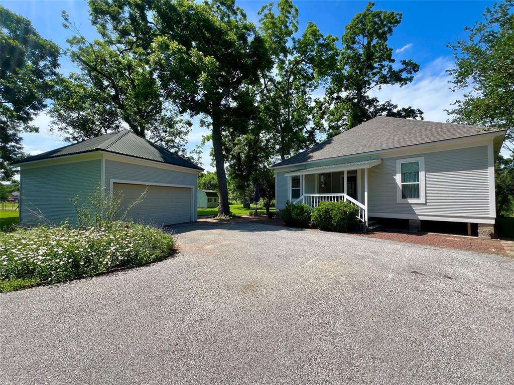 560 Jimmy Phillips Boulevard, Angleton, Texas image 1