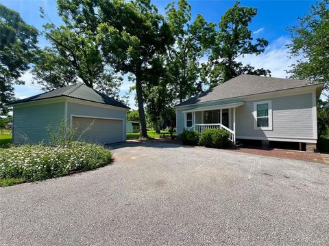 Photo of 560 Jimmy Phillips Boulevard, Angleton, TX 77515 (MLS # 78335443)