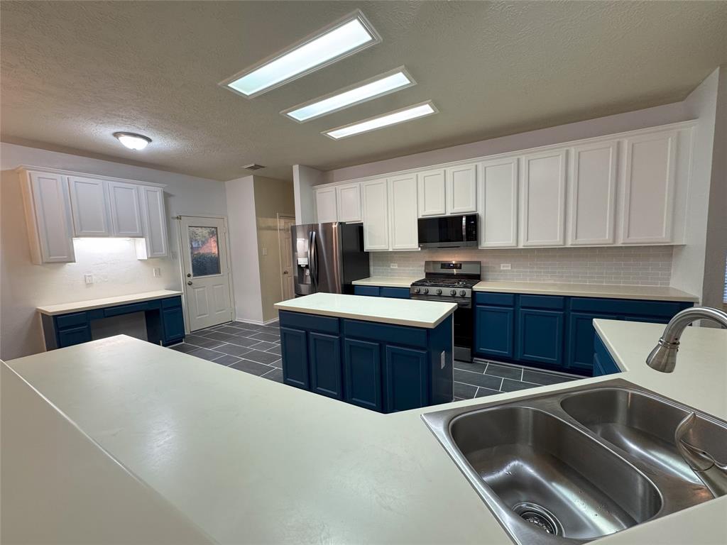 2406 Meadow Tree Lane, Spring, Texas image 10