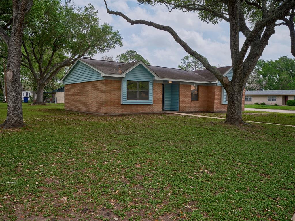 3002 Lamar Circle, El Campo, Texas image 2