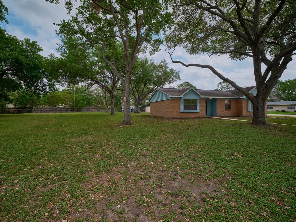3002 Lamar Circle, El Campo, Texas image 3