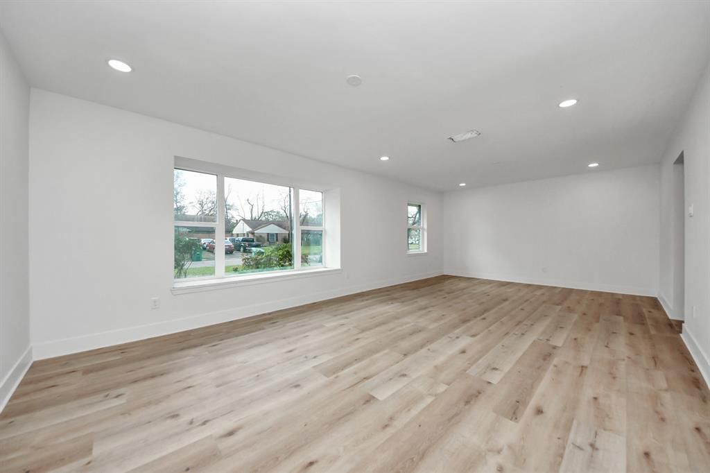 listing image 0
