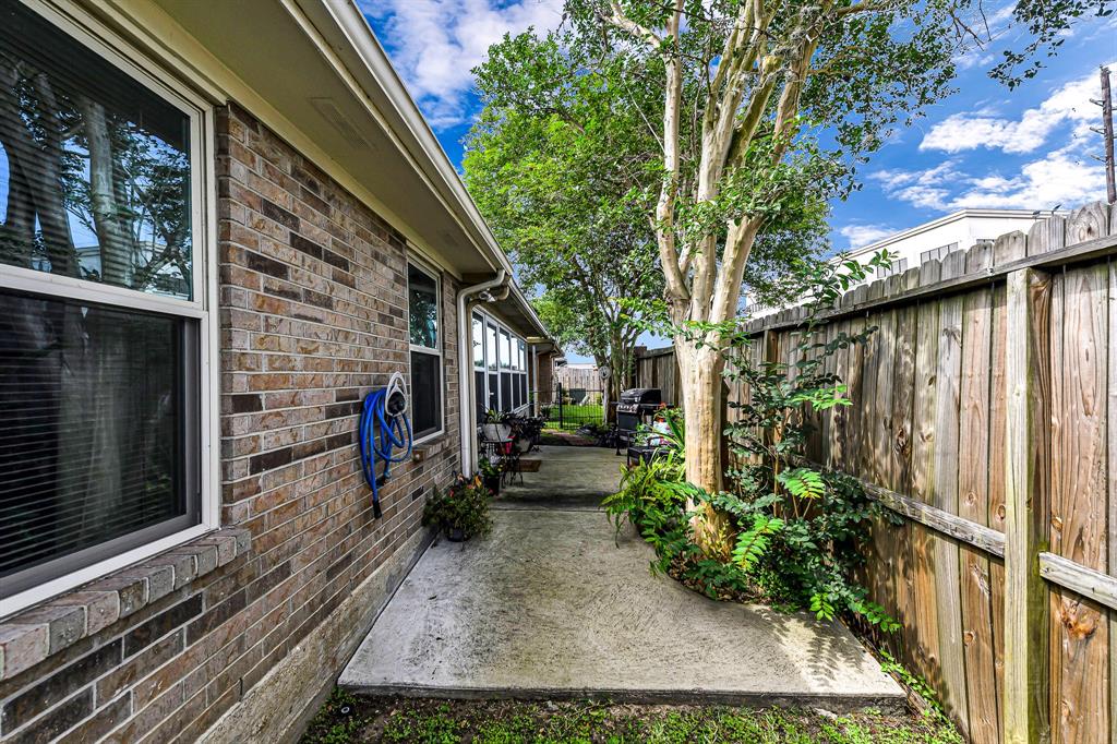 918 Peach Blossom Drive, Pearland, Texas image 22
