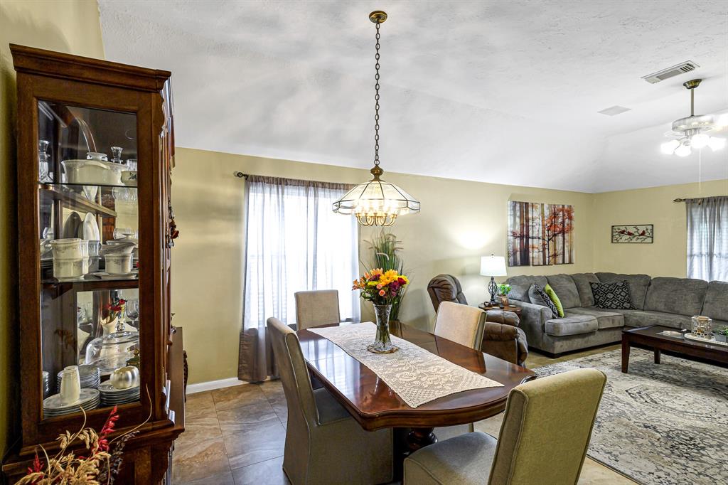 918 Peach Blossom Drive, Pearland, Texas image 4
