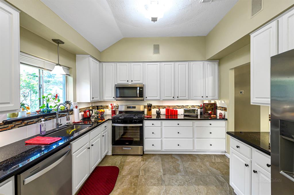 918 Peach Blossom Drive, Pearland, Texas image 10