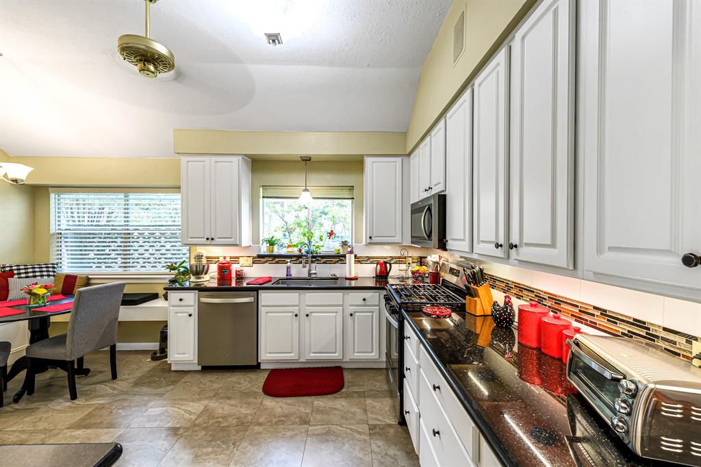 918 Peach Blossom Drive, Pearland, Texas image 9