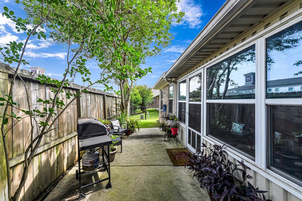 918 Peach Blossom Drive, Pearland, Texas image 21